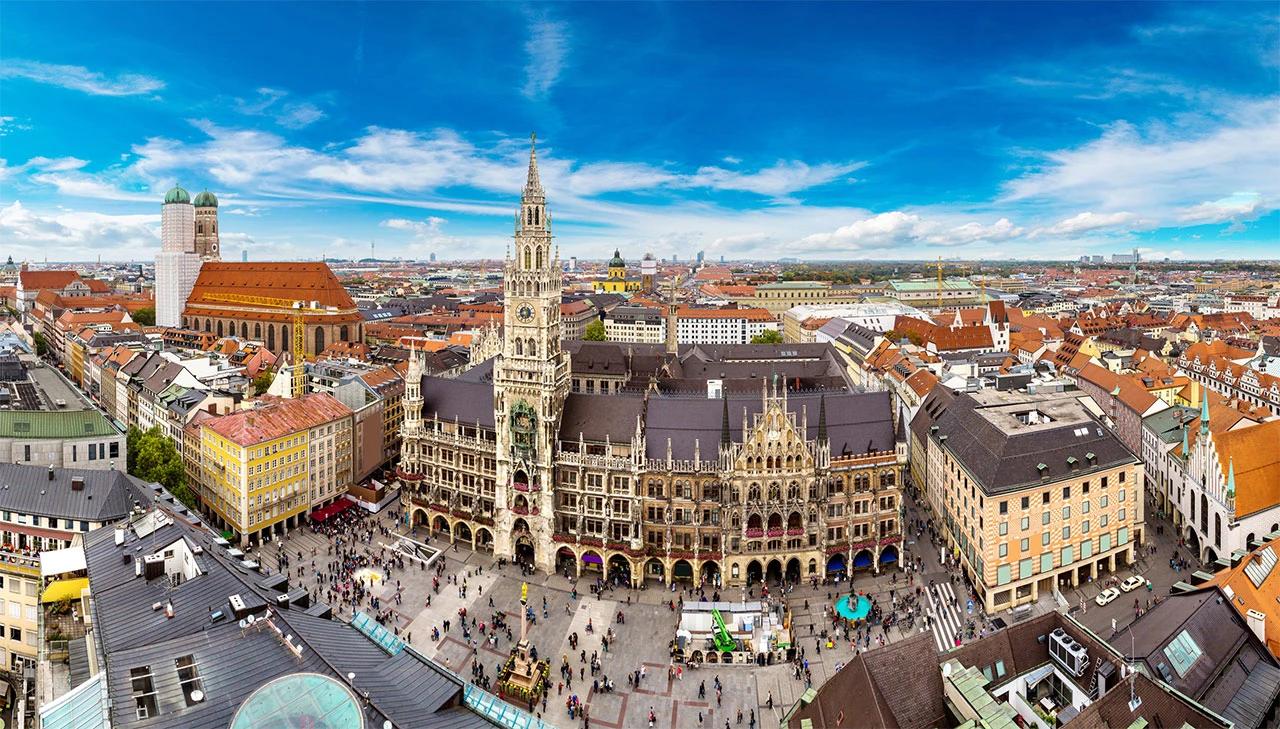 München, glavni grad savezne pokrajine Bavarske. Nakon Berlina i Hamburga, po broju je stanovnika treći grad u Njemačkoj te slovi za jedno od najvažnijih gospodarskih, prometnih i kulturnih središta države