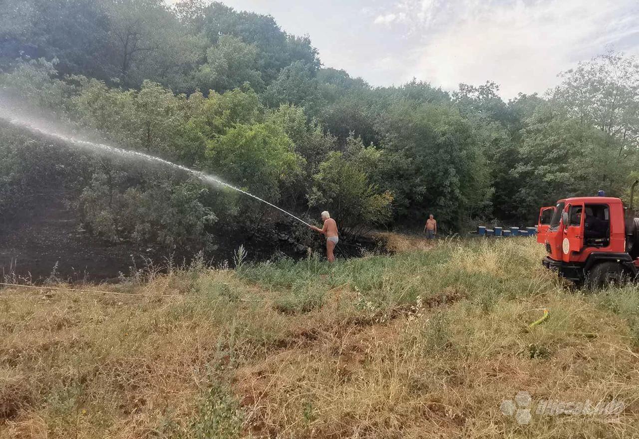Gorjelo je i u selu Bućići gdje su u gašenju sudjelovali i mještani