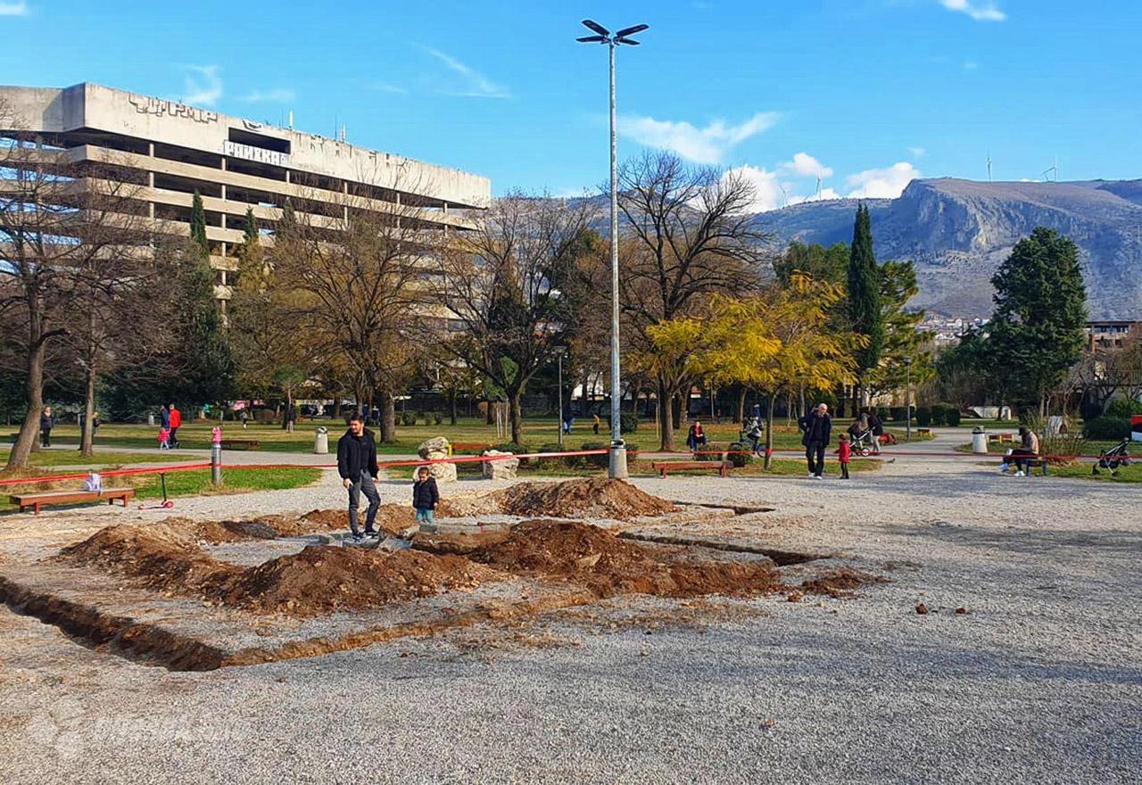 Dok se ne postave nove dječje sprave, vaši se mališani mogu igrati preskačući rovove