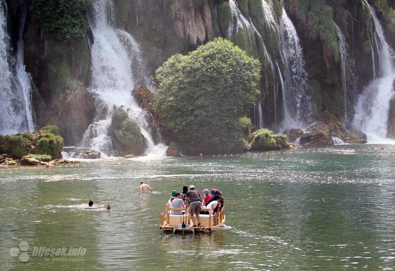 Turisti na rijeci Trebižat