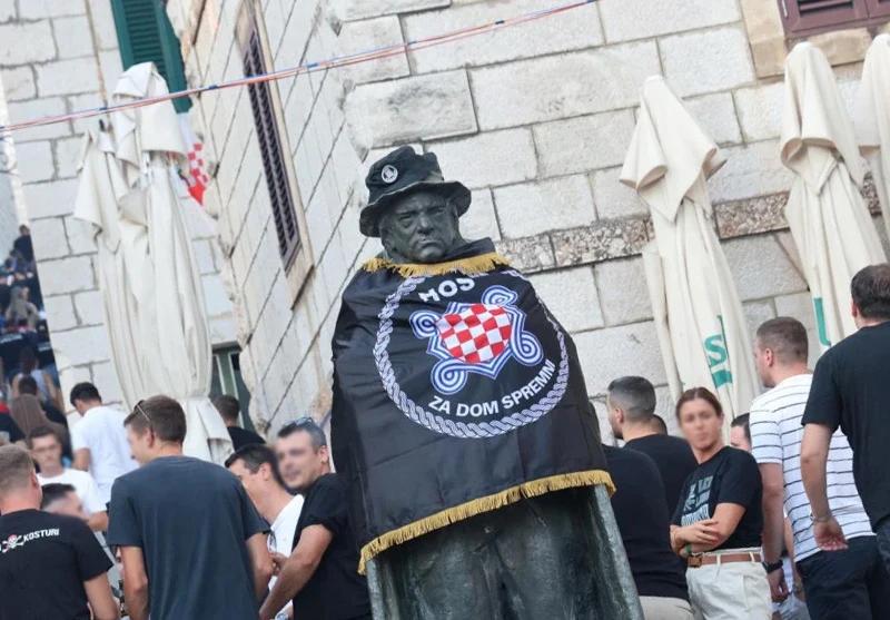 Tin Ujević s oznakama HOS-a | Jakov Prkić | Cropix