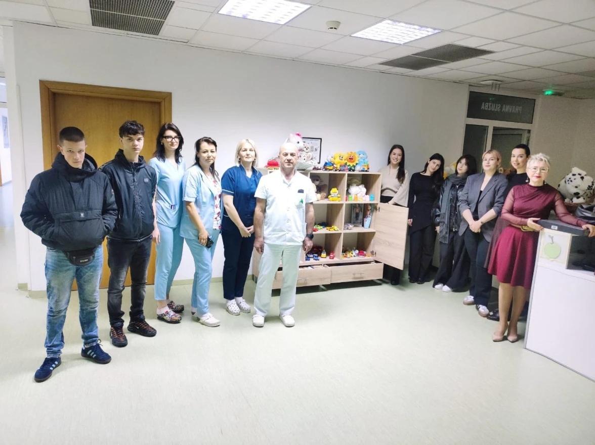 Učenici Srednje građevinske škole Mostar oslikali mural i darovali igračke pedijatriji bolnice Dr. Safet Mujić