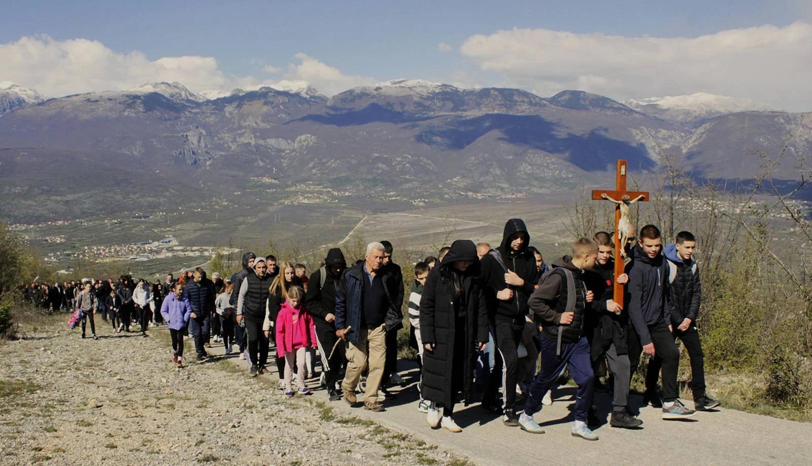 Stotine vjernika u molitvi prošlo ratnim putem bijega iz Bijelog Polja