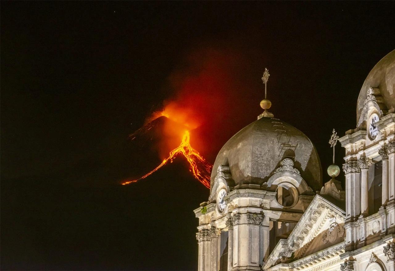 Vulkan Etna ponovno eruptirao