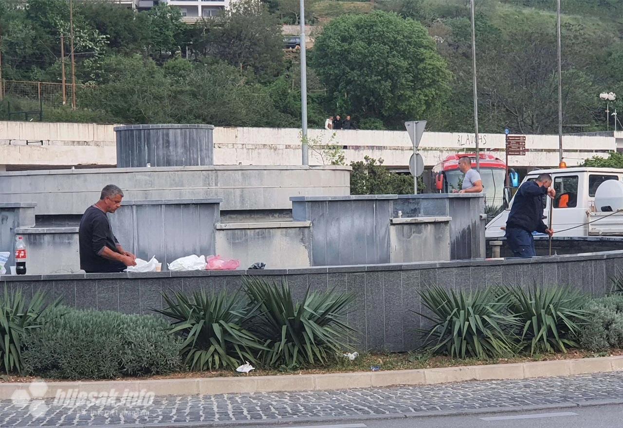 Čišćenje fontane ispred autobusnog kolodvora