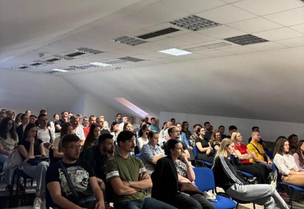 Školarci na predavanju