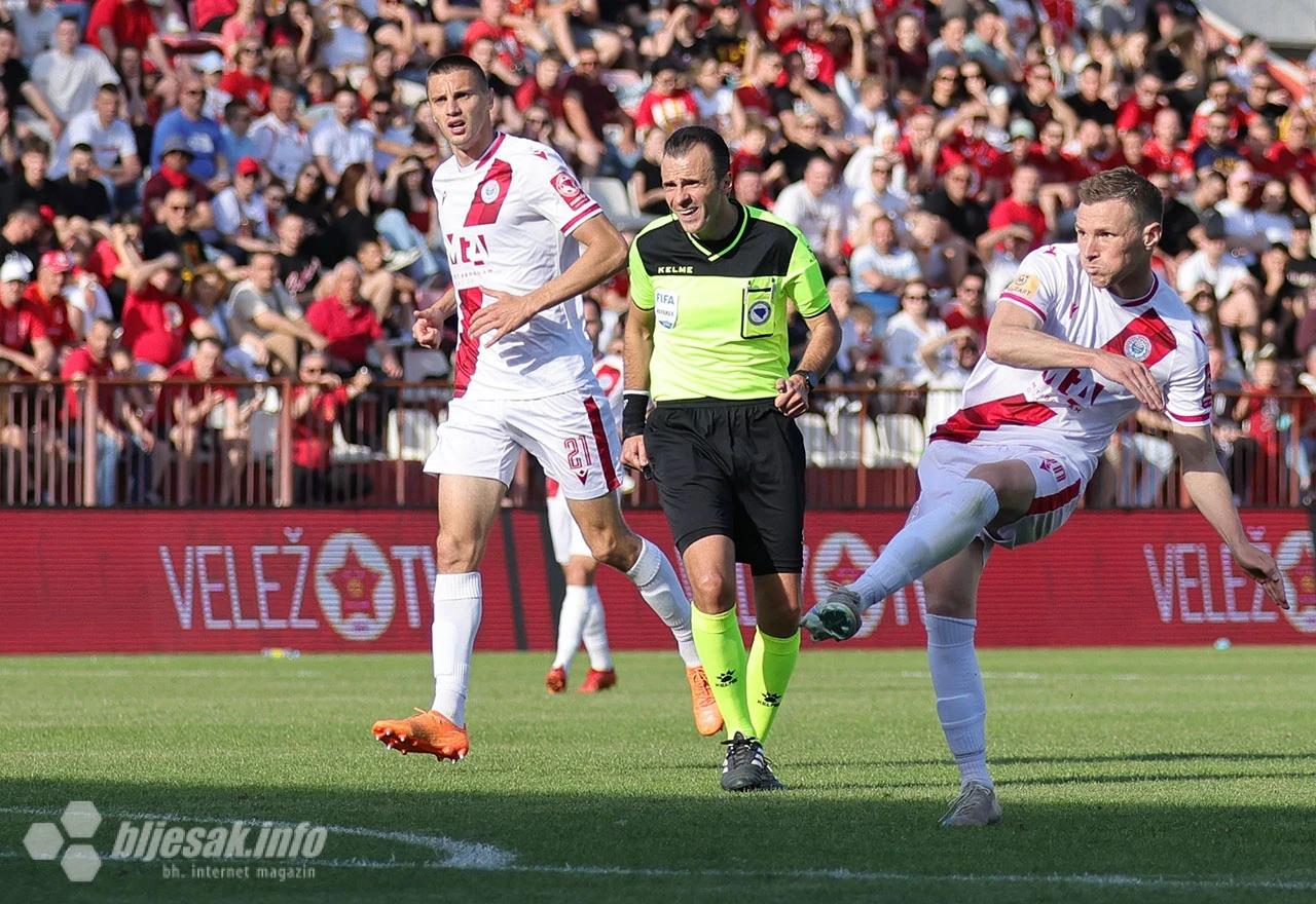 Ivančić šutira prema golu FK Velež, pored njega sudac Irfan Peljto