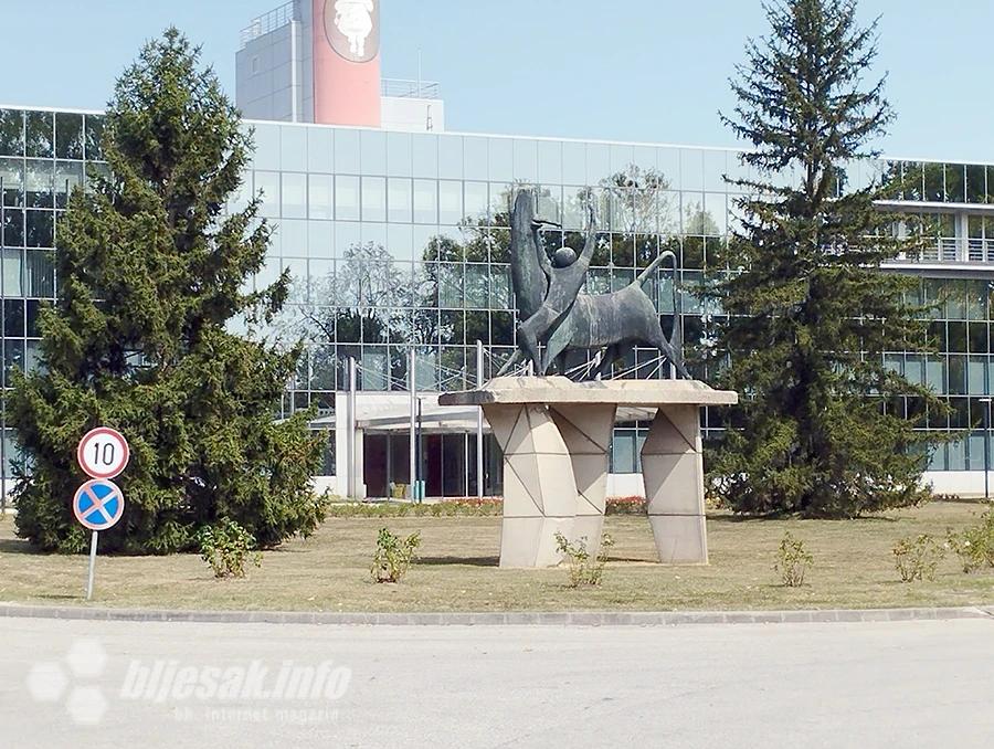 Spomenik ispred „Gavrilovića“