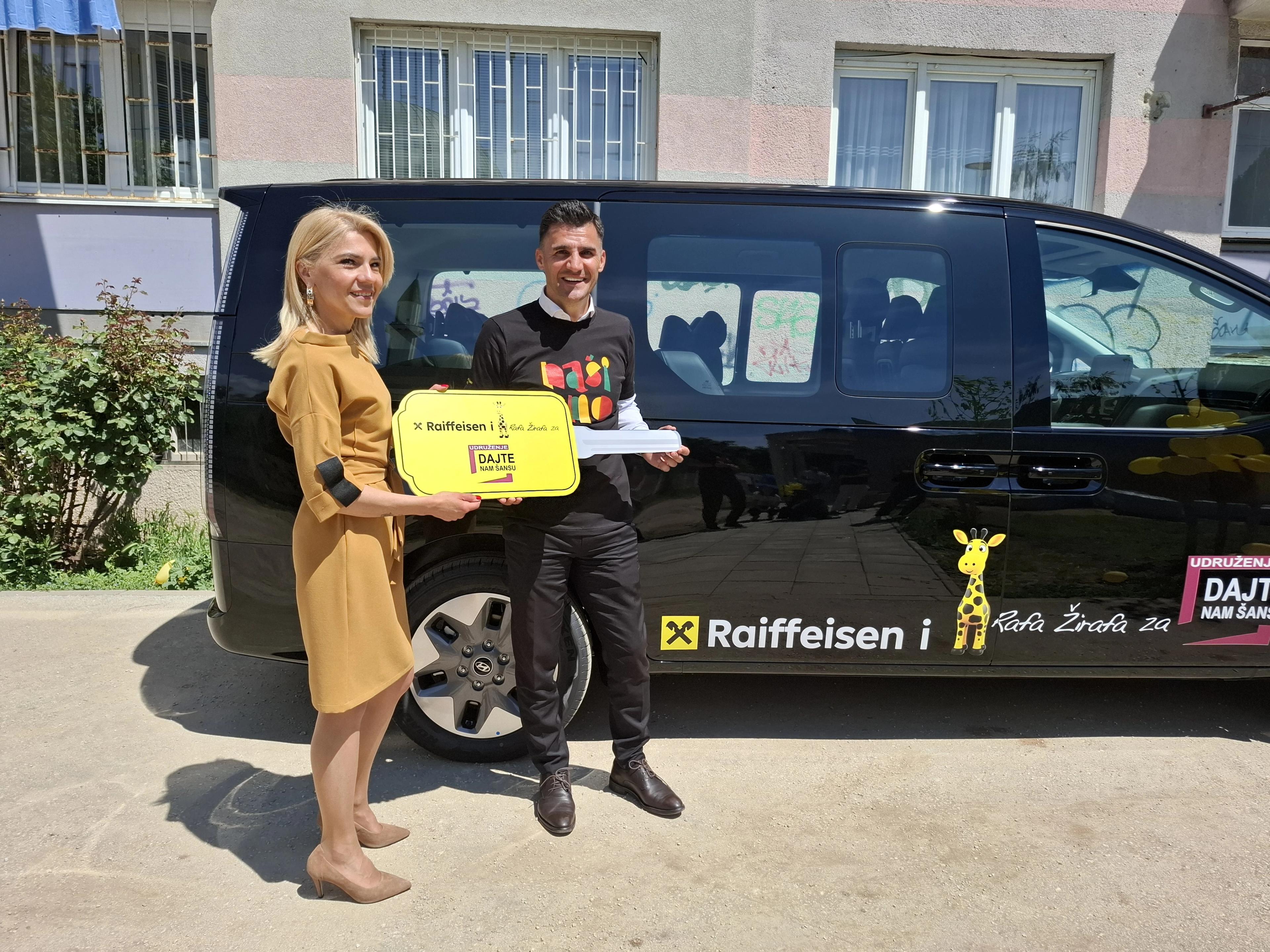 Raiffeisen uručio donaciju udruženju ''Dajte nam šansu“