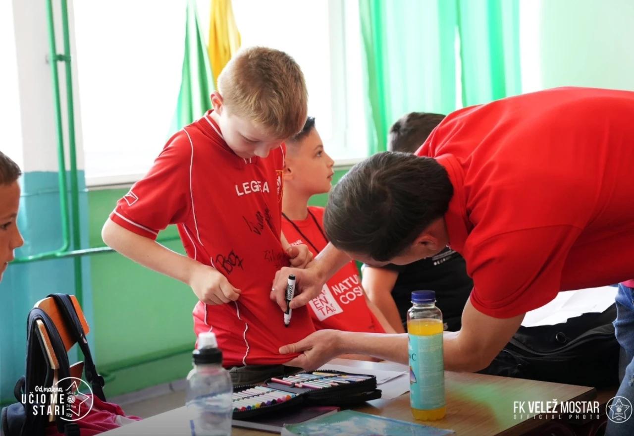 Mališani uživali u druženju s igračima