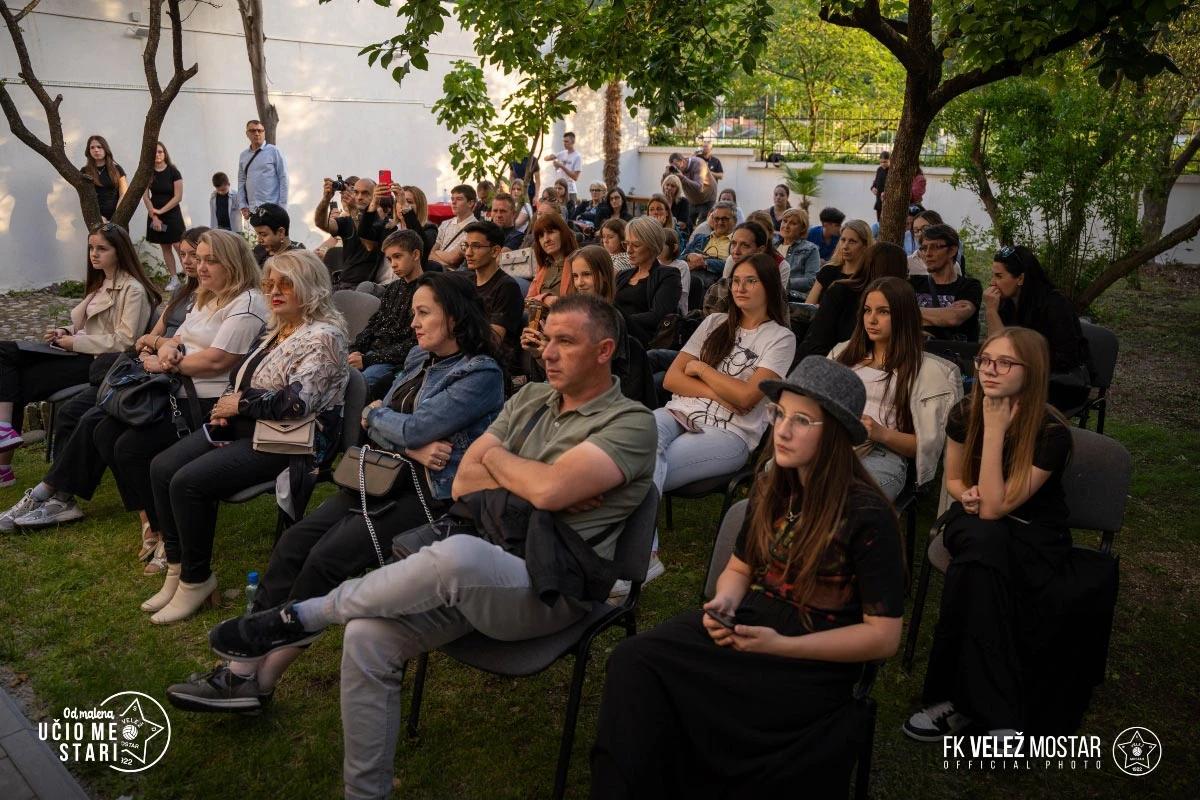 Publika u bašti kuće Svetozara Ćorovića