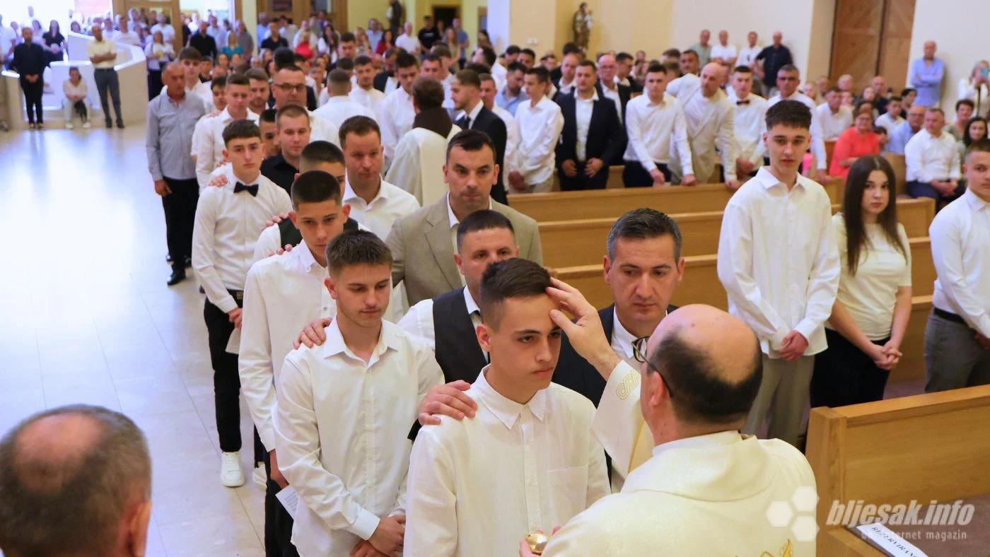MOSTAR: Svečana misa i podjela krizme u crkvi sv. Petra i Pavla