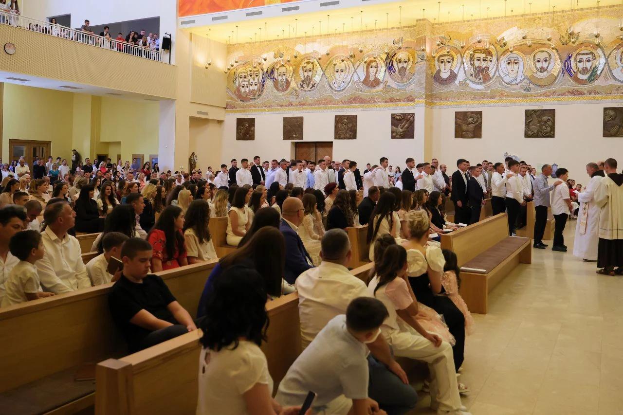 Župa sv. Petra i Pavla: Obred svete potvrde za 64 krizmanika