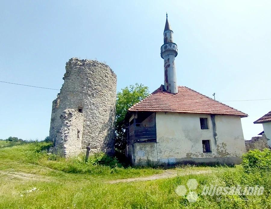 Kula i džamija u Jezerskom