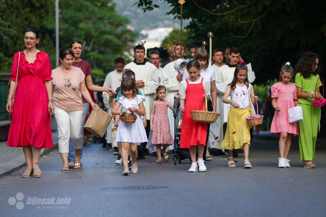 Tijelovska procesija u Mostaru - djevojčice posipaju latice