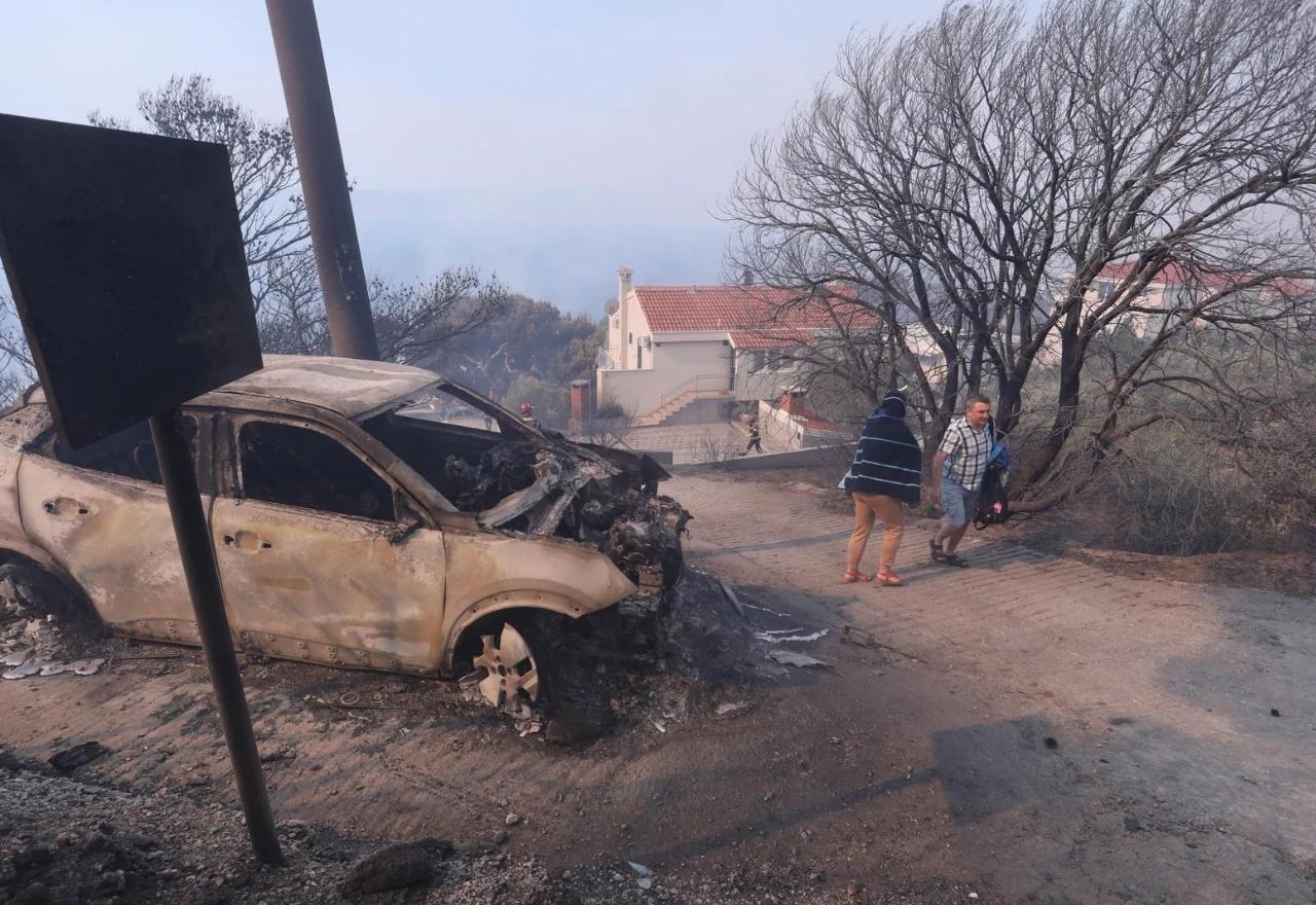 Veliki požar kod Omiša i Makarske izmaknuo kontroli