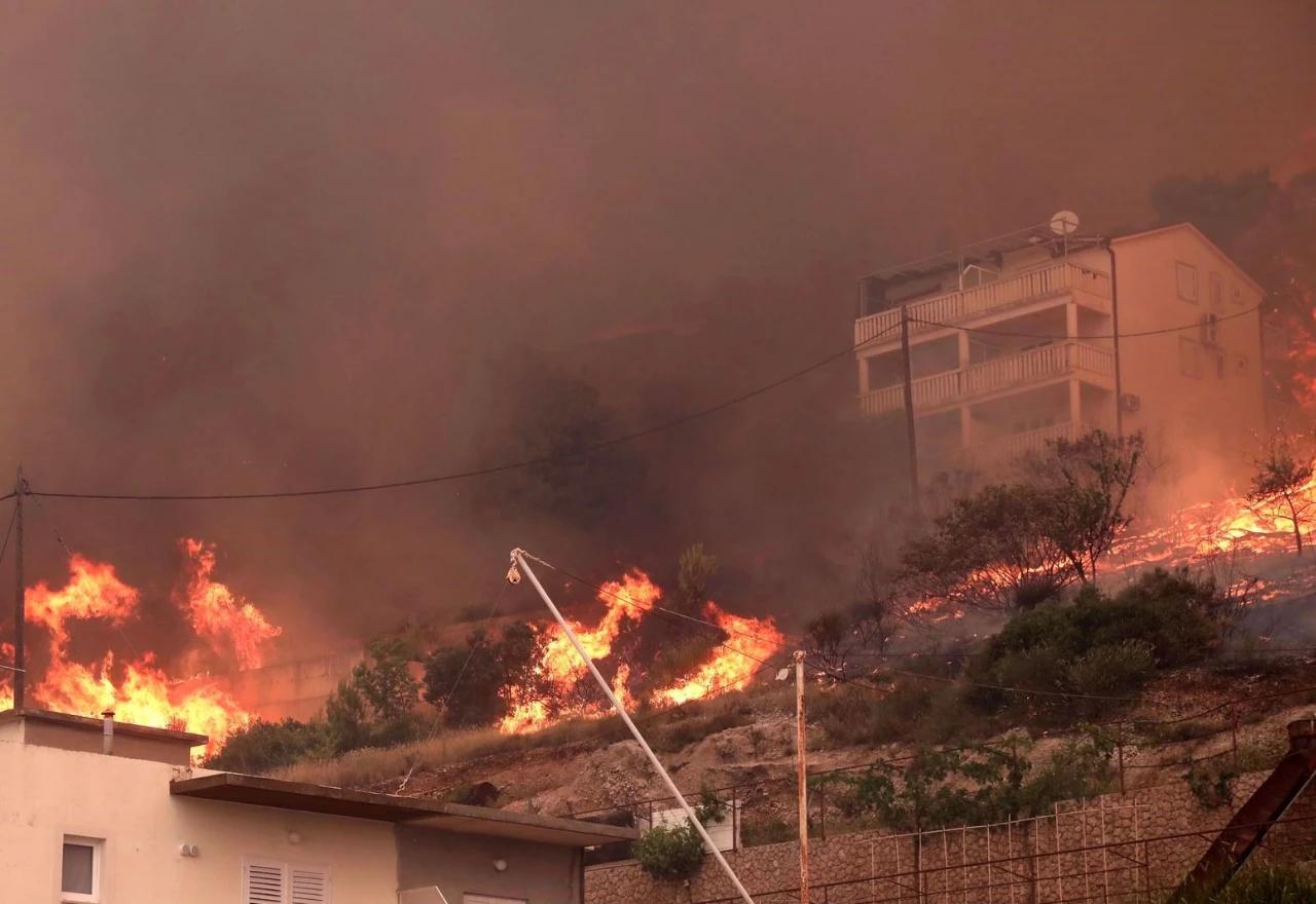 Veliki požar kod Omiša i Makarske izmaknuo kontroli