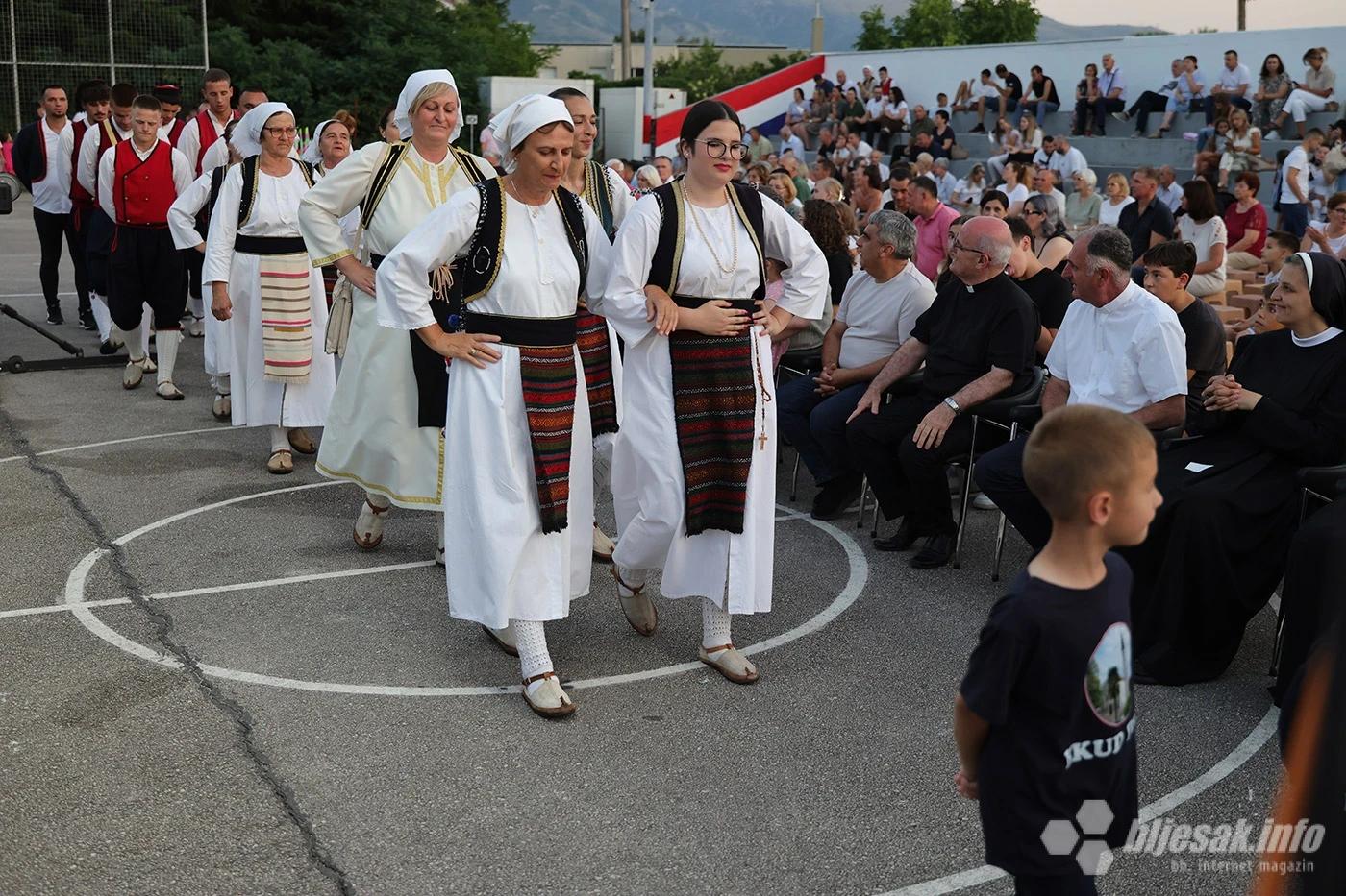 Prva večer trodnevnice: Misa, blagoslov mladih i Večer folklora