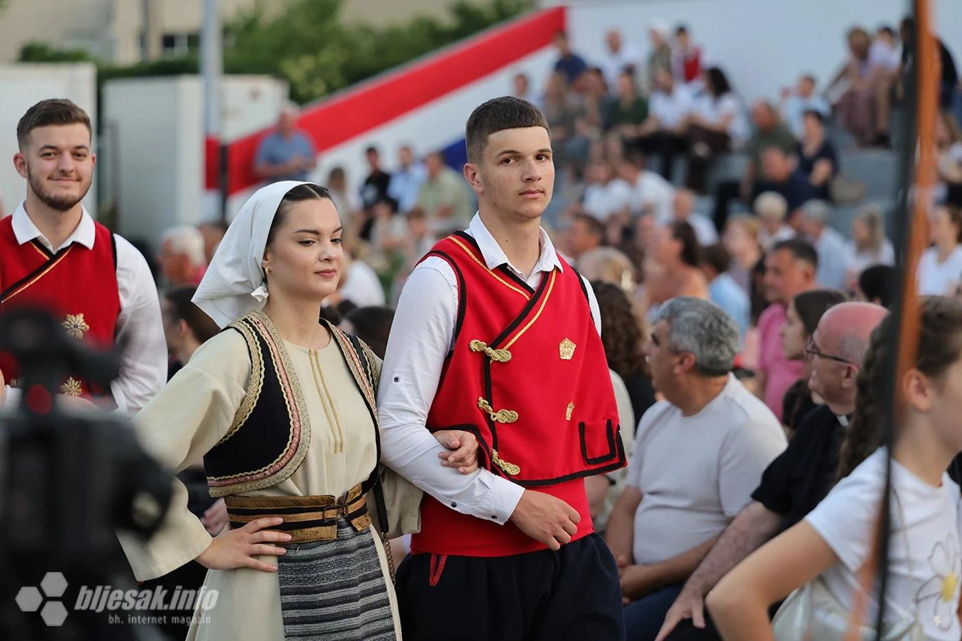 Prva večer trodnevnice: Misa, blagoslov mladih i Večer folklora