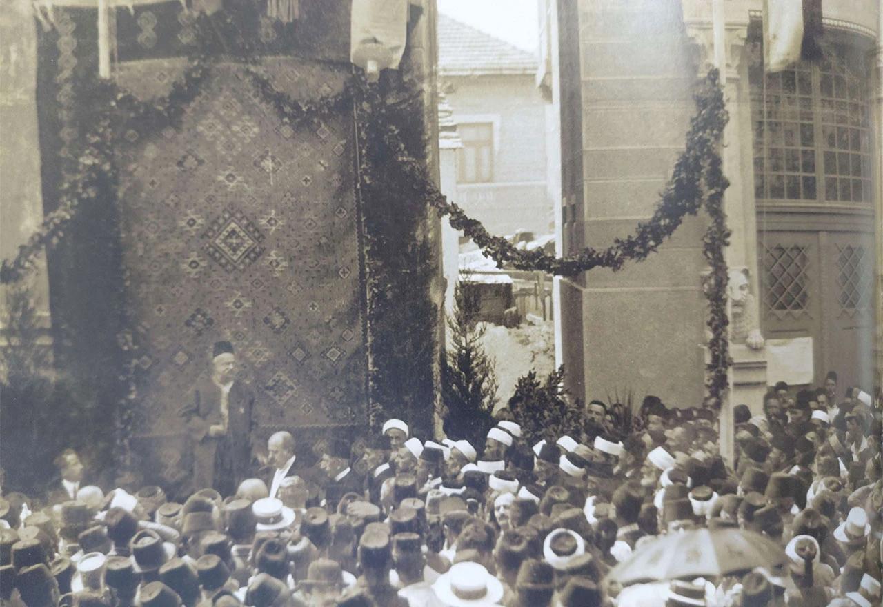 Gradonačelnik Mujaga Komadina drži govor na otvaranju Gradskog kupatila 3. lipnja 1914.