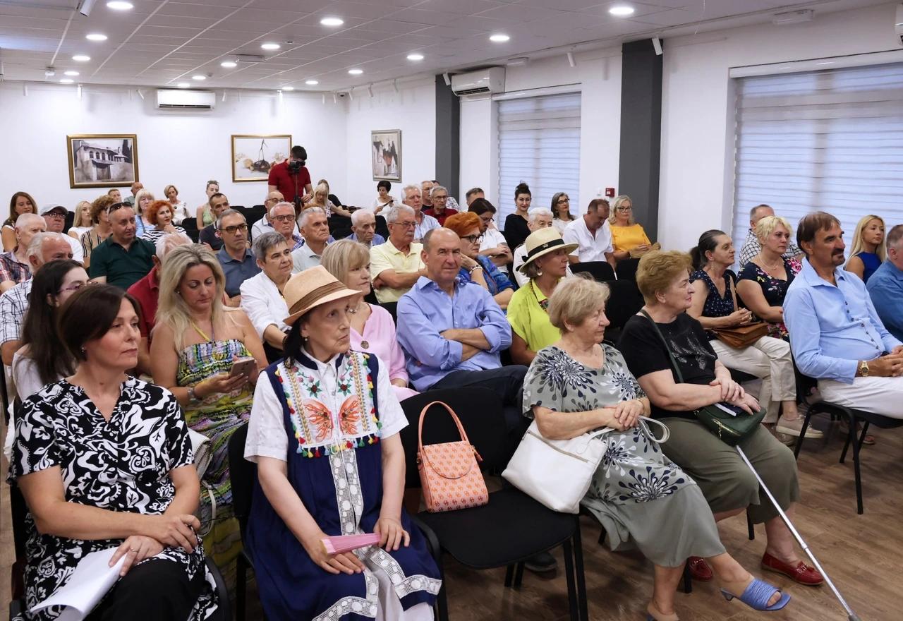 U Mostaru promovirana knjiga o dobrim ljudima koji mijenjaju svijet