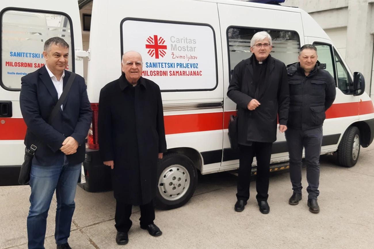 Miroslav Rupčić, sin i brat vlasnika firme M.R.M. (prvi s lijeva), poklonio je 2020. godine sanitetsko vozilo „Caritasu“ Mostara.