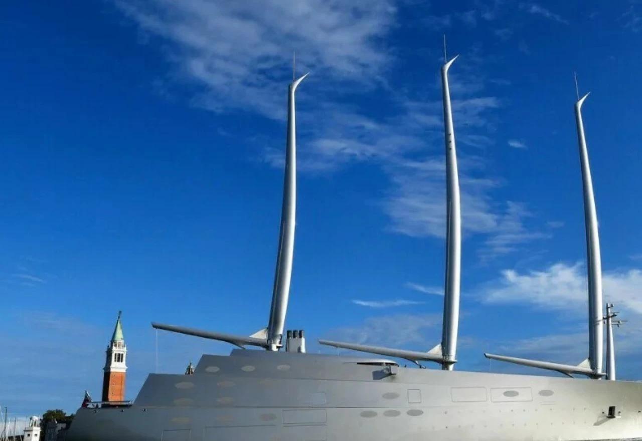 Jahta Sailing Yacht A,
