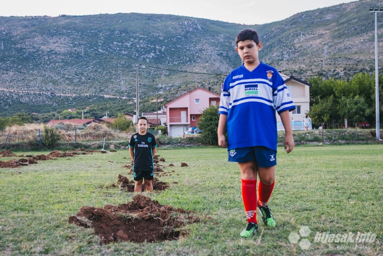 Djeca na ragbi terenu