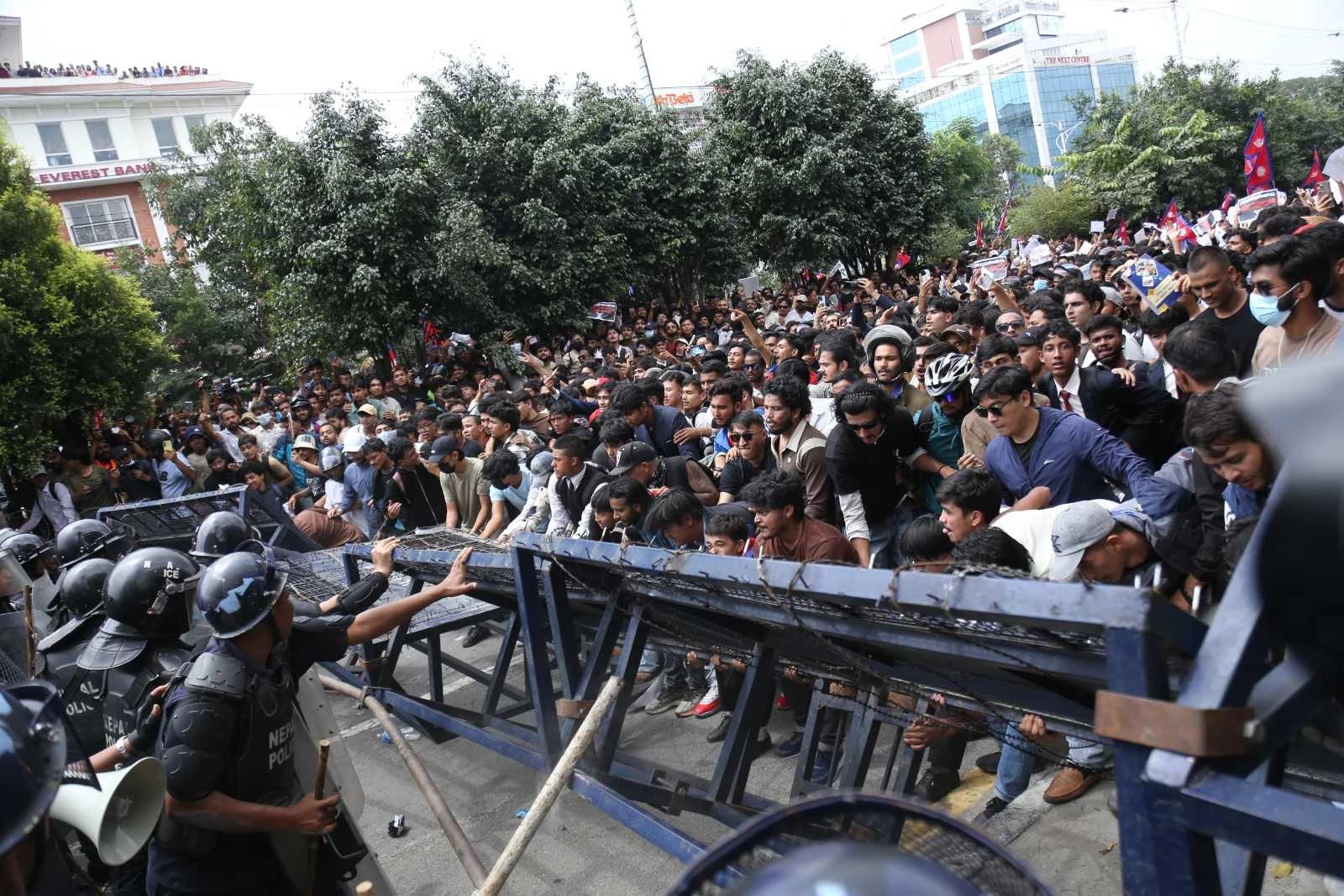 Kad su ugasili mreže, mladi su upalili pobunu: Nepal ostao bez premijera