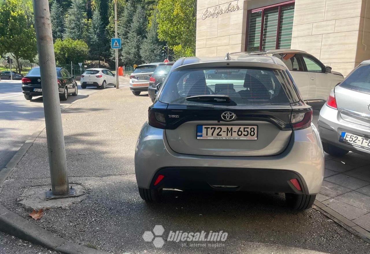 Prilaz blokiran parkiranjem automobila na nogostup