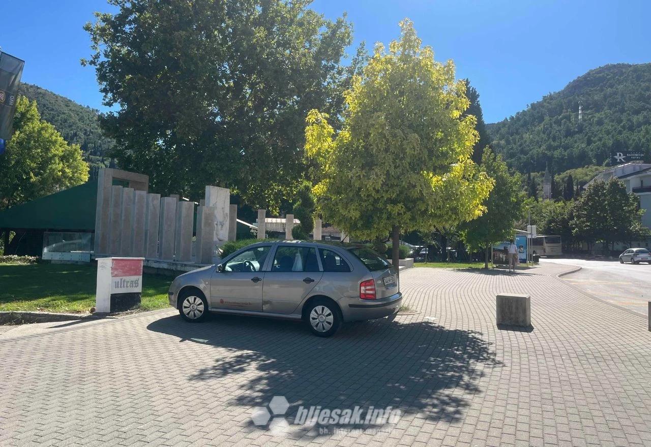Auto parkirano na sred nogostupa preko puta hotela Bevanda