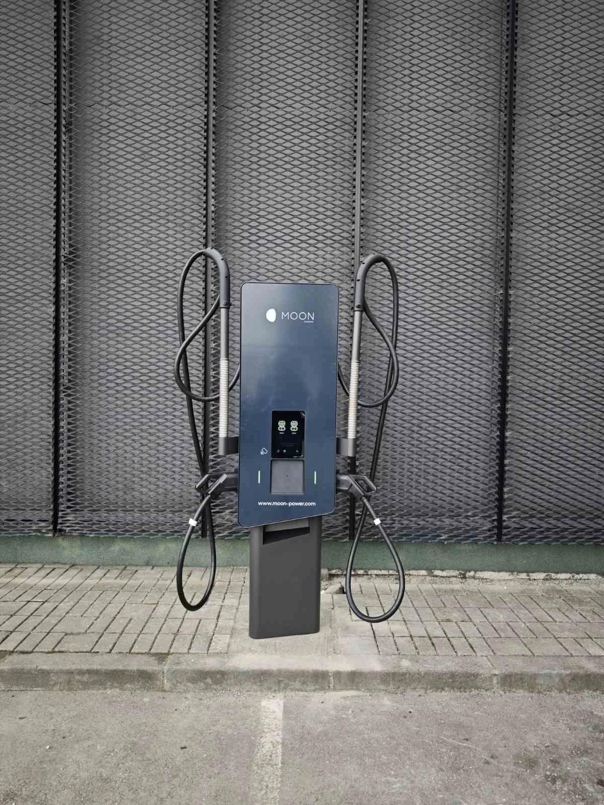 Brzi punjač za električna vozila snage 50 kW dostupan u sklopu tržnog centra Bingo