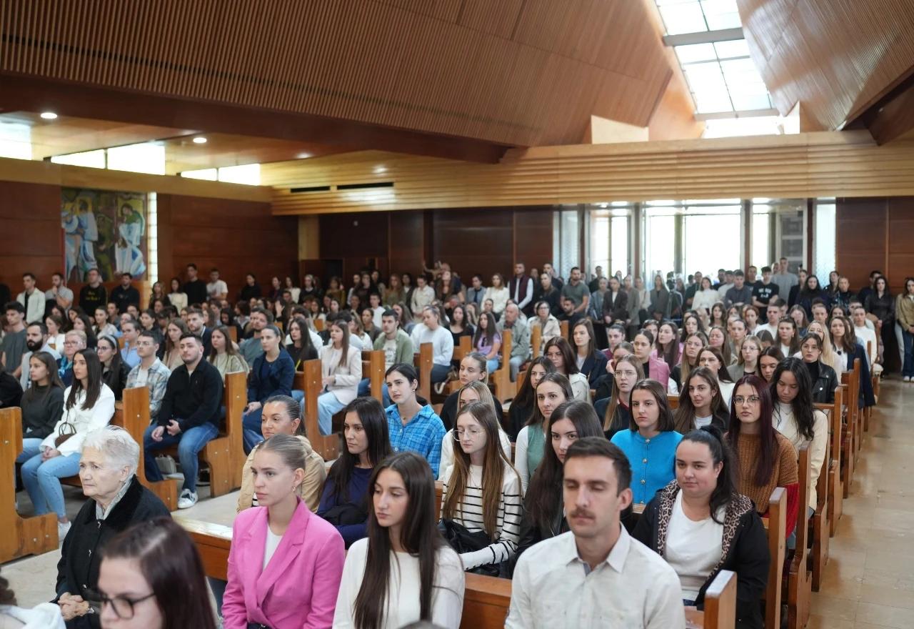 Veliki broj okupljenih studenata