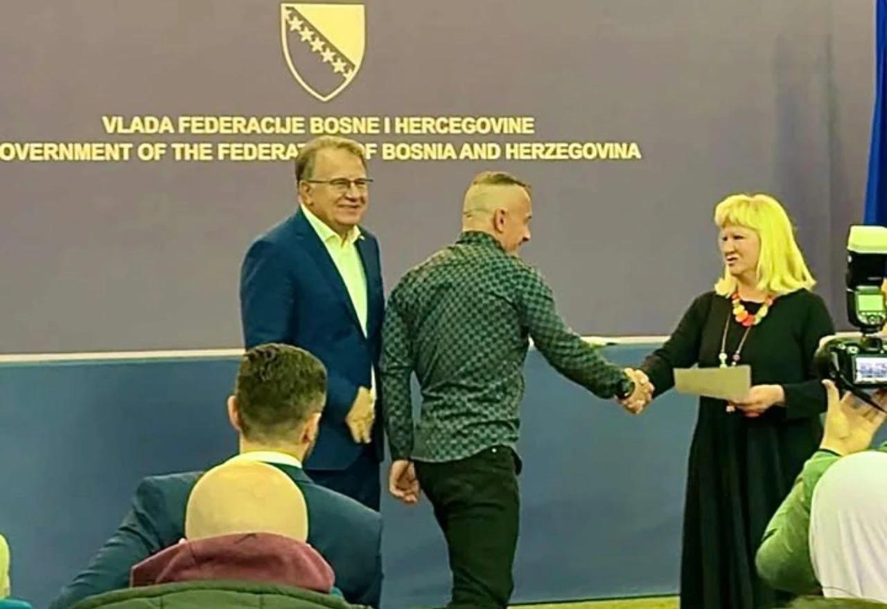 Igor Koluder se rukuje s ministricom Vlaisavljević