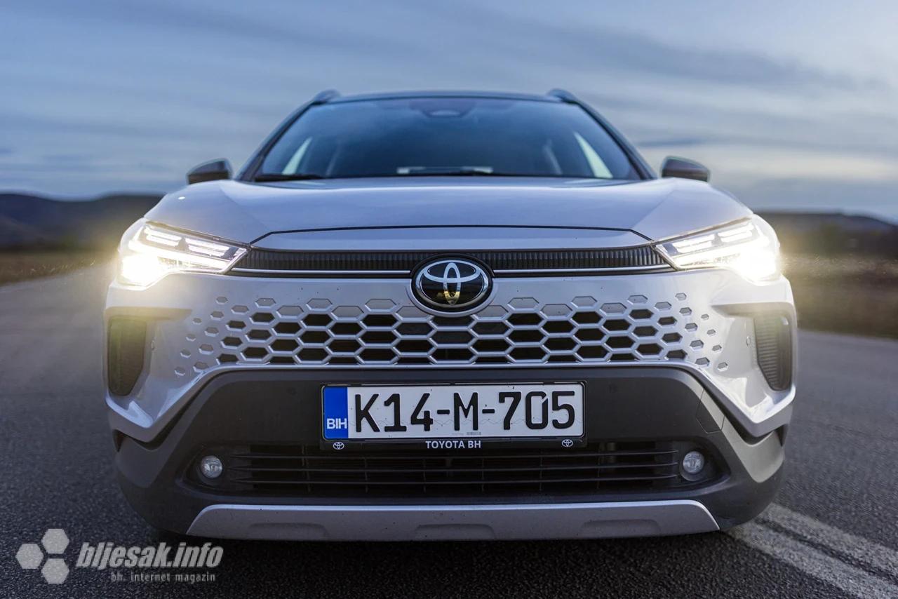 Bljesak je vozio Toyota Corolla Cross 2.0 HEV 2WD