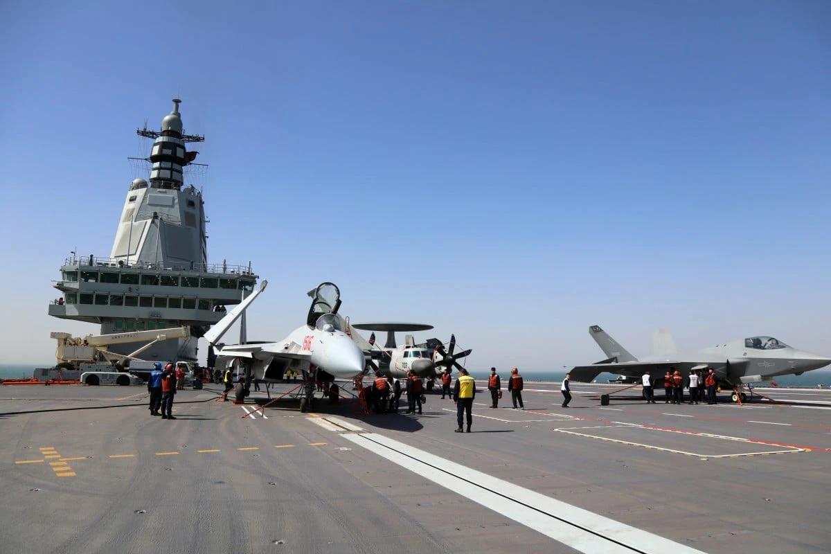 Zrakoplovi J-15T, J-35 i KJ-600 polijeću uz pomoć elektromagnetskog katapulta sa nosača zrakoplova Fujian