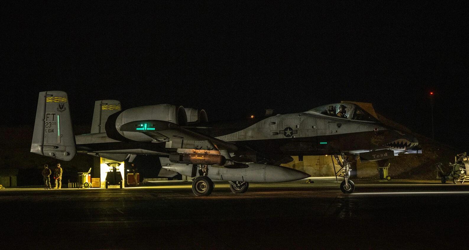 Zrakoplov A-10 Thunderbolt II taksira u bazi u području odgovornosti američkog Središnjeg zapovjedništva