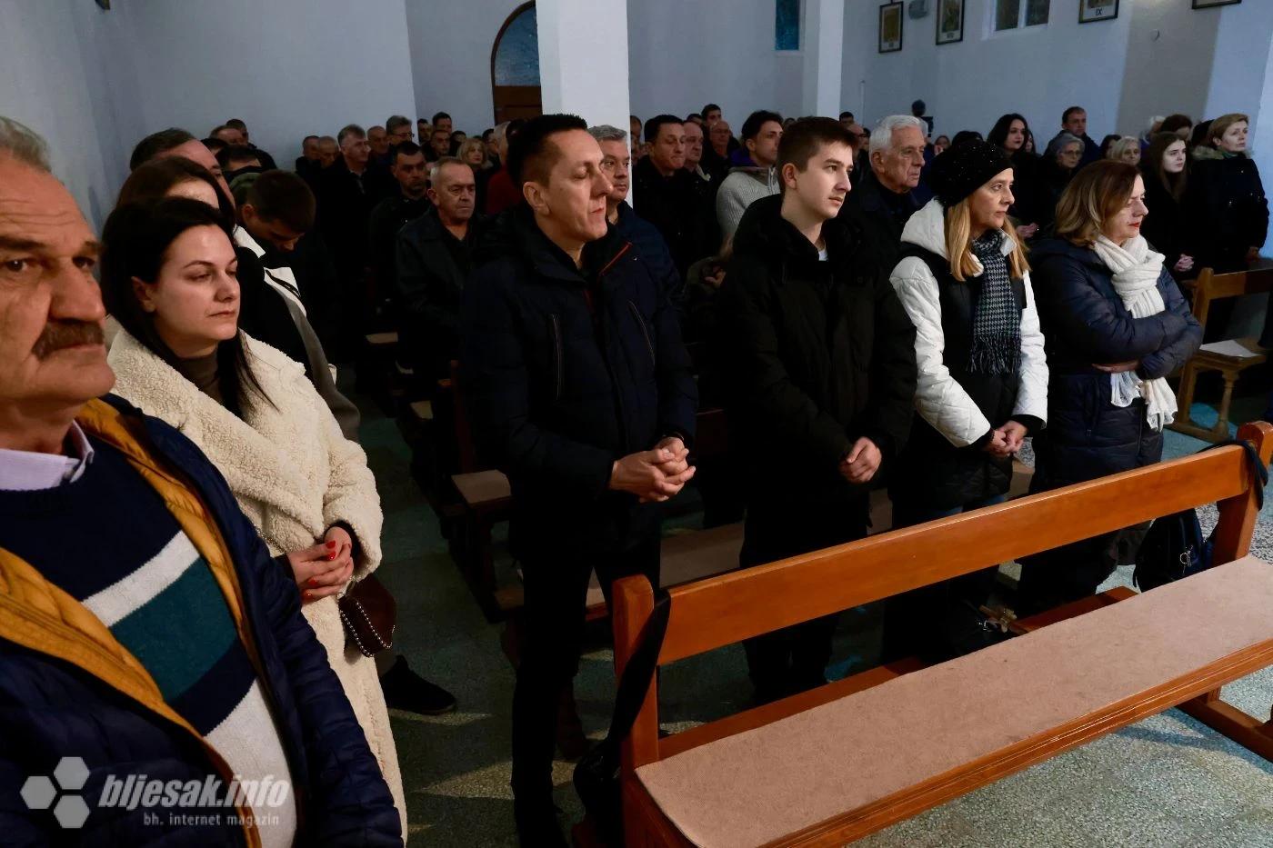 Božić u Domazetima: Tradicija badnjaka okupila vjernike iz cijelog kraja