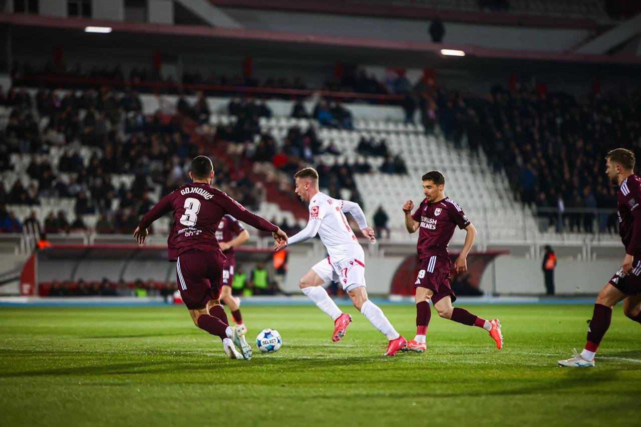 Karlo Abramović između dvojice igrača Sarajeva