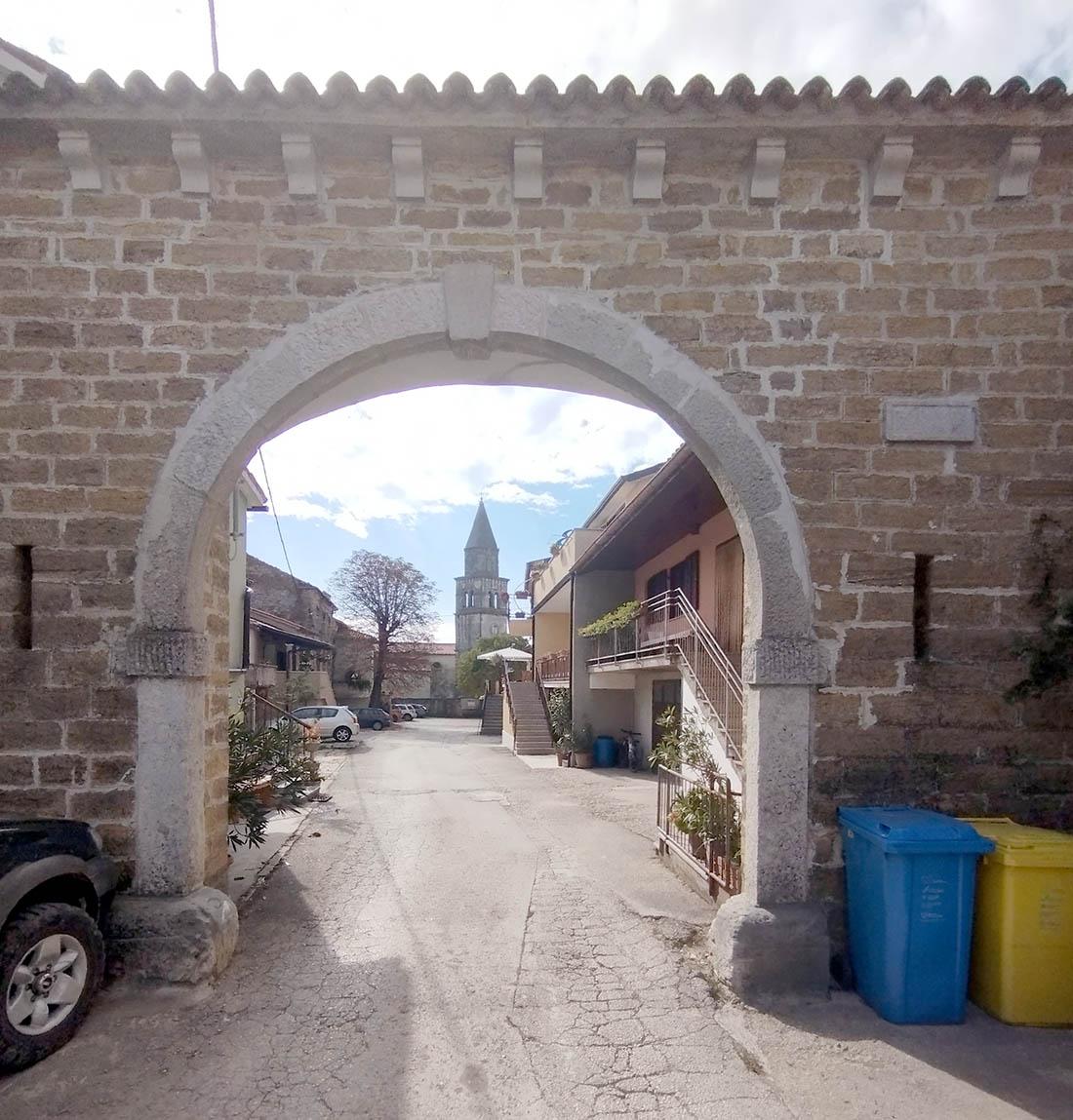 Vela vrata u Gologorici