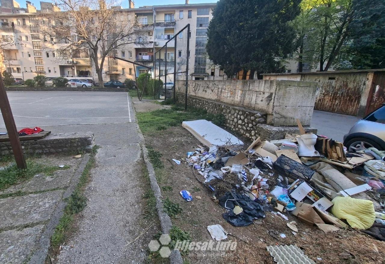 Igralište u Mostaru puno otpada i oštećenja