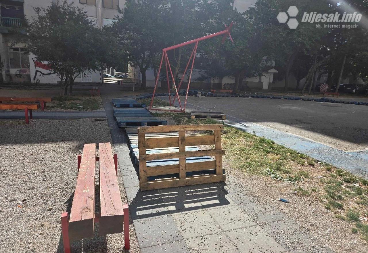 Palete po igralištu u Mostaru