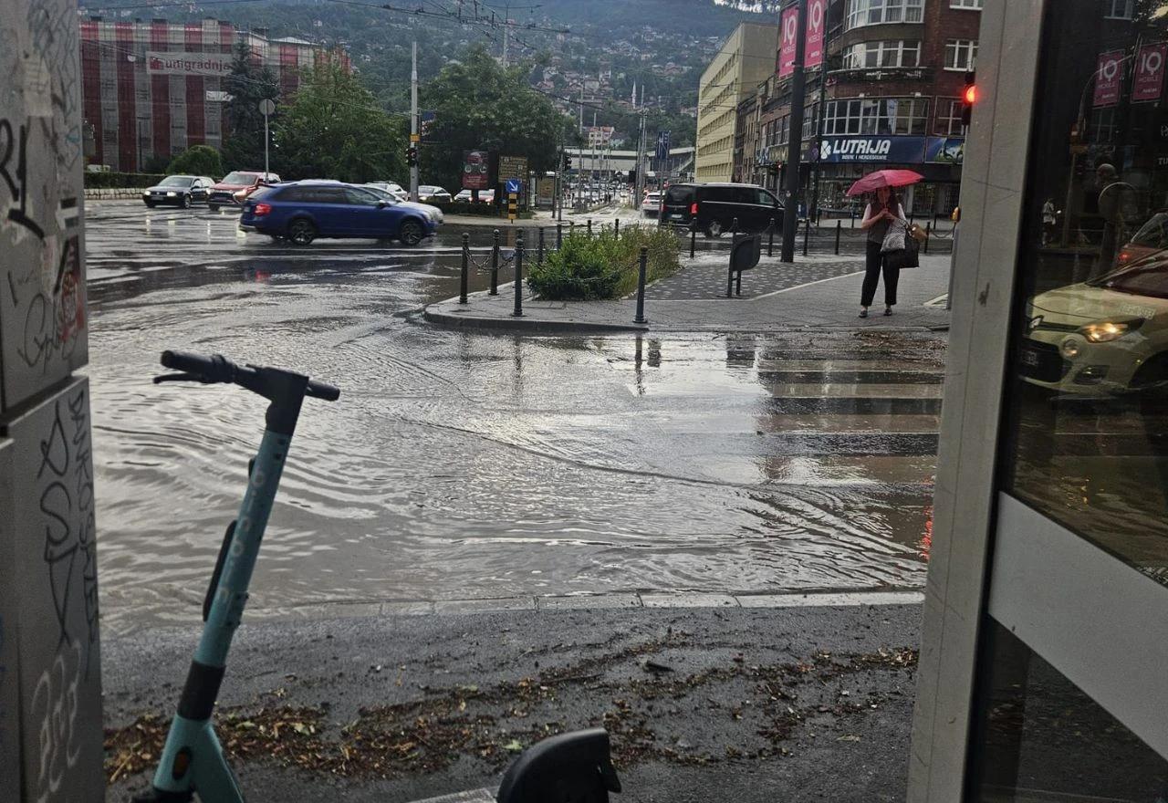 VIDEO | Nevrijeme po Bosni: Potopljene ulice, odroni na cestama i tuča veličine lješnjaka