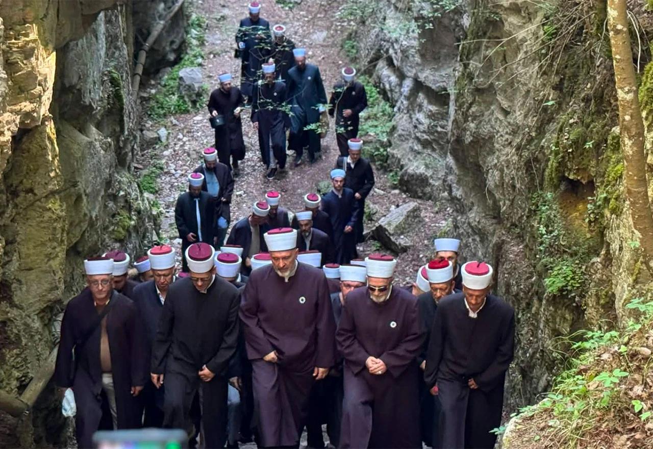 Nakon prolaska kroz stijenu na Ajvatovici, muftija travnički dr. Ahmed-ef. Adilović proučio je dovu