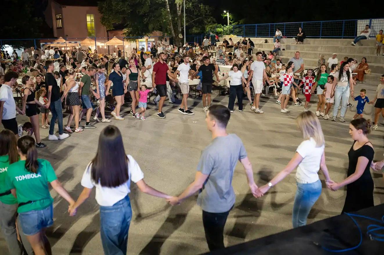 KUD Mokro okupio stotine posjetitelja na 15. Večeri folklora i još jednom pokazao snagu tradicije