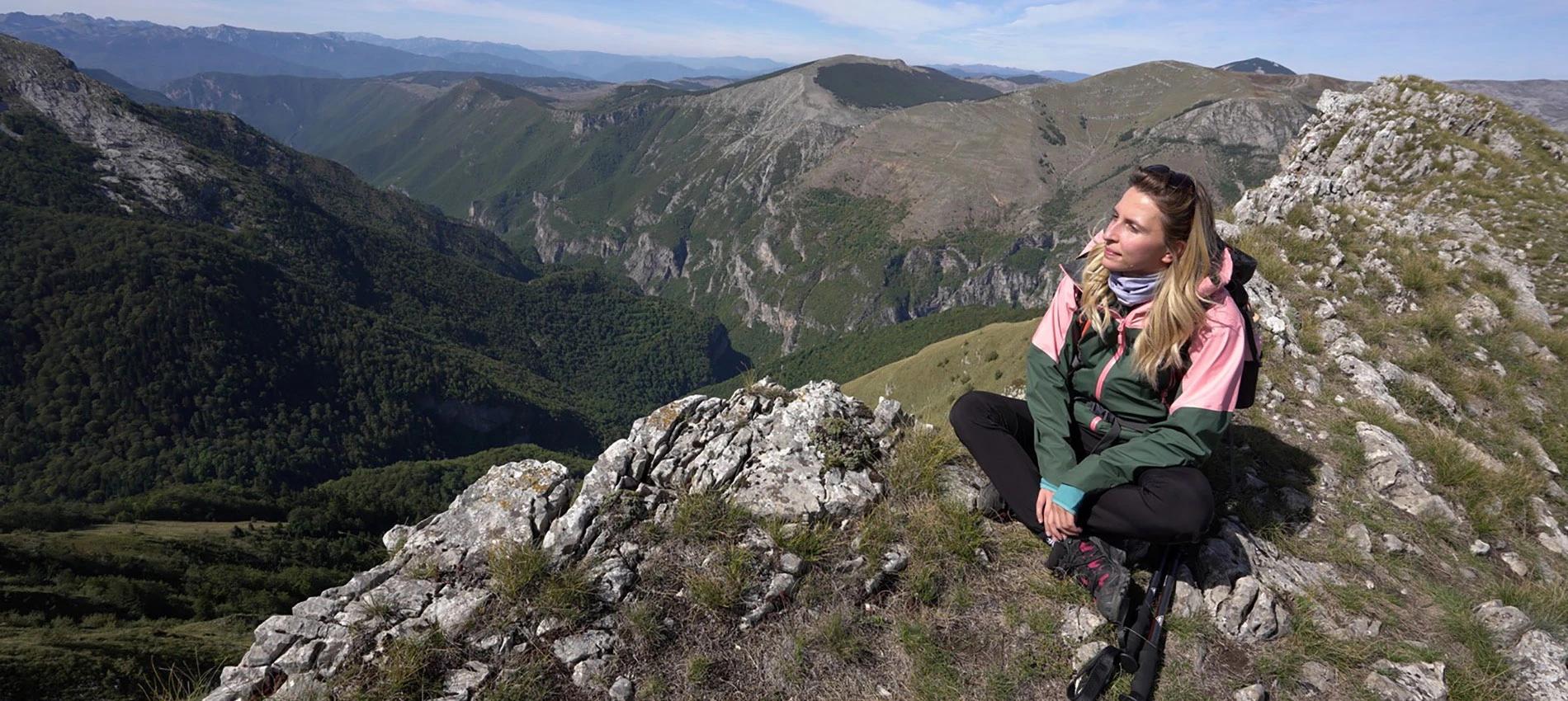 Vrhovima planine Visočice na Via Dinarici