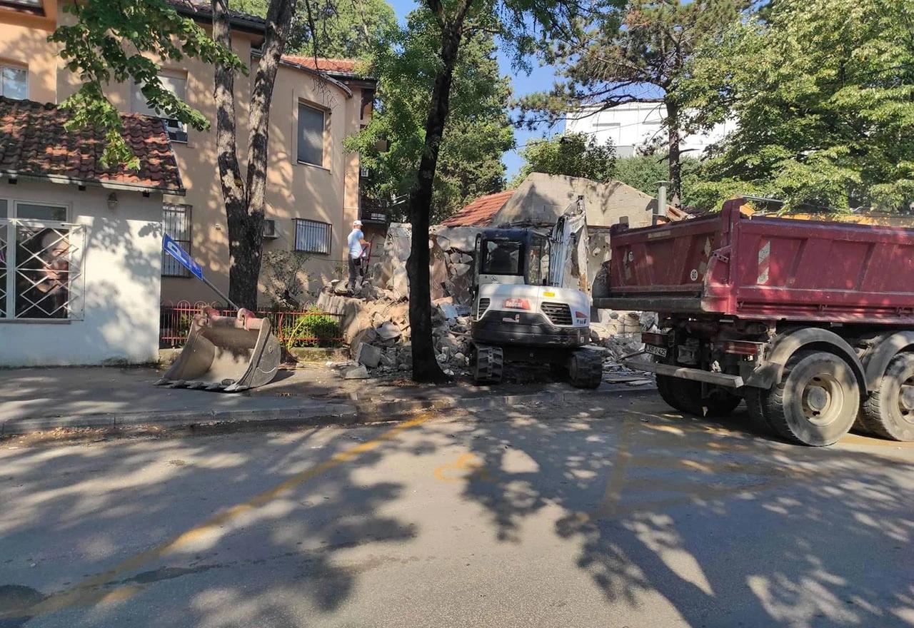 Radni strojevi prilikom rušenje objekta