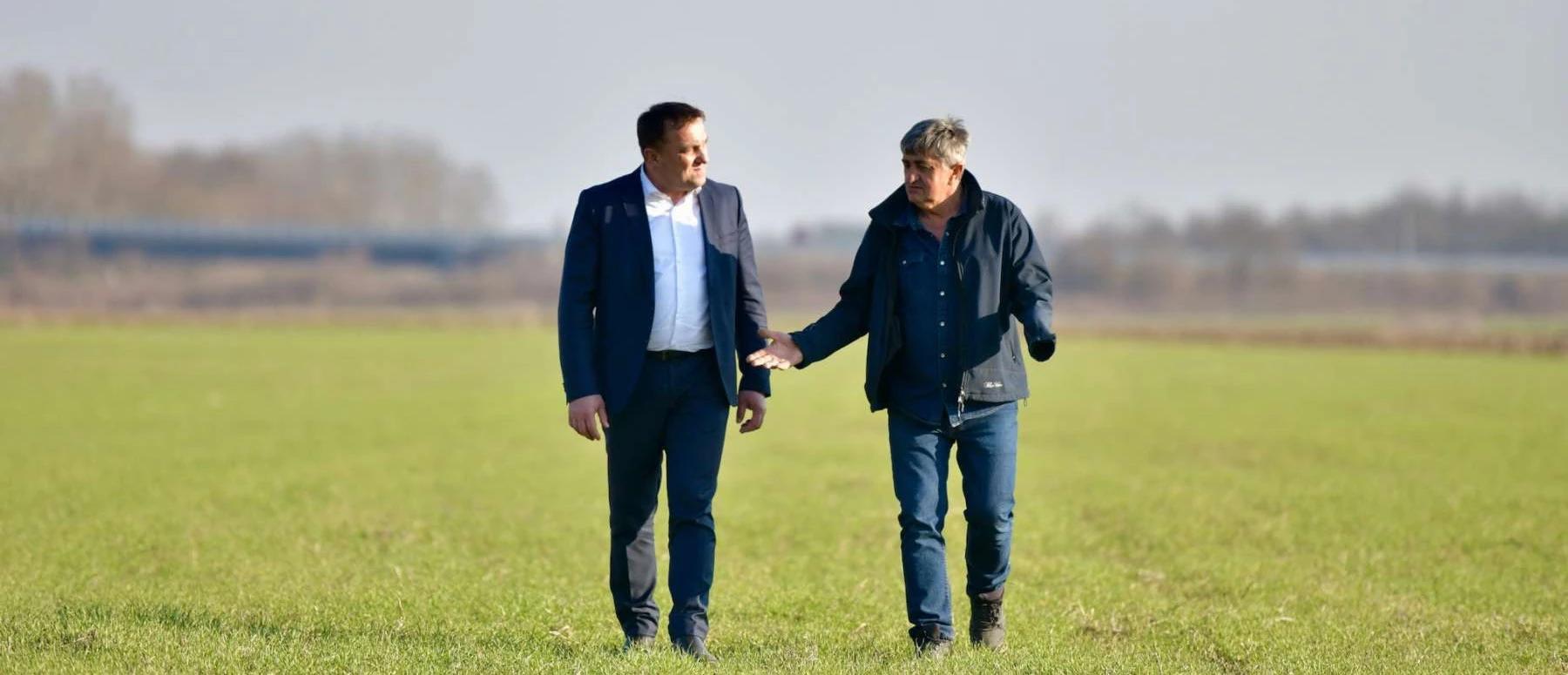 Ministar Dedić obišao polja pšenice i proizvođače brašna u Odžaku
