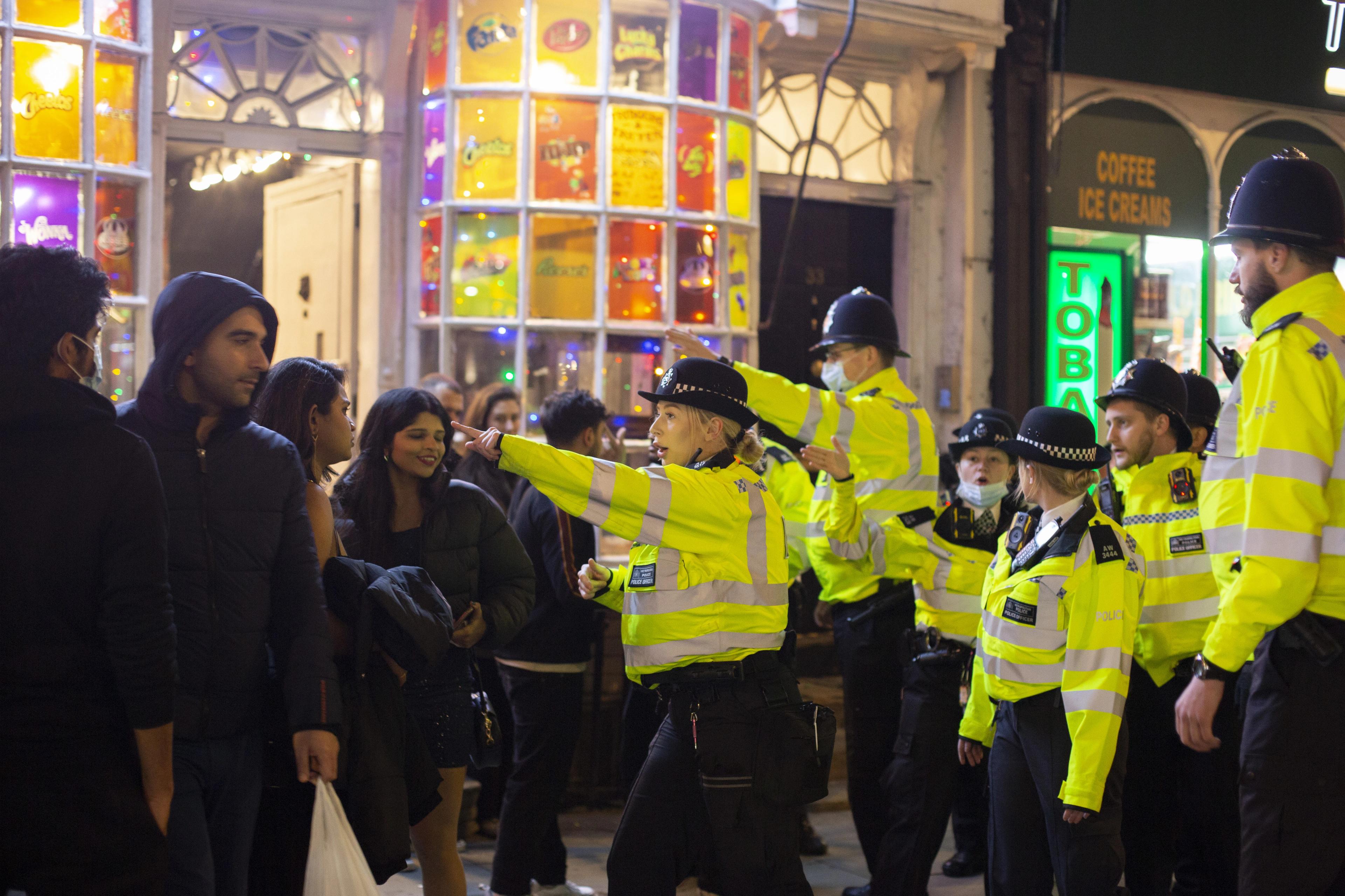 Policija pokušava rastjerati gužvu u Londonu