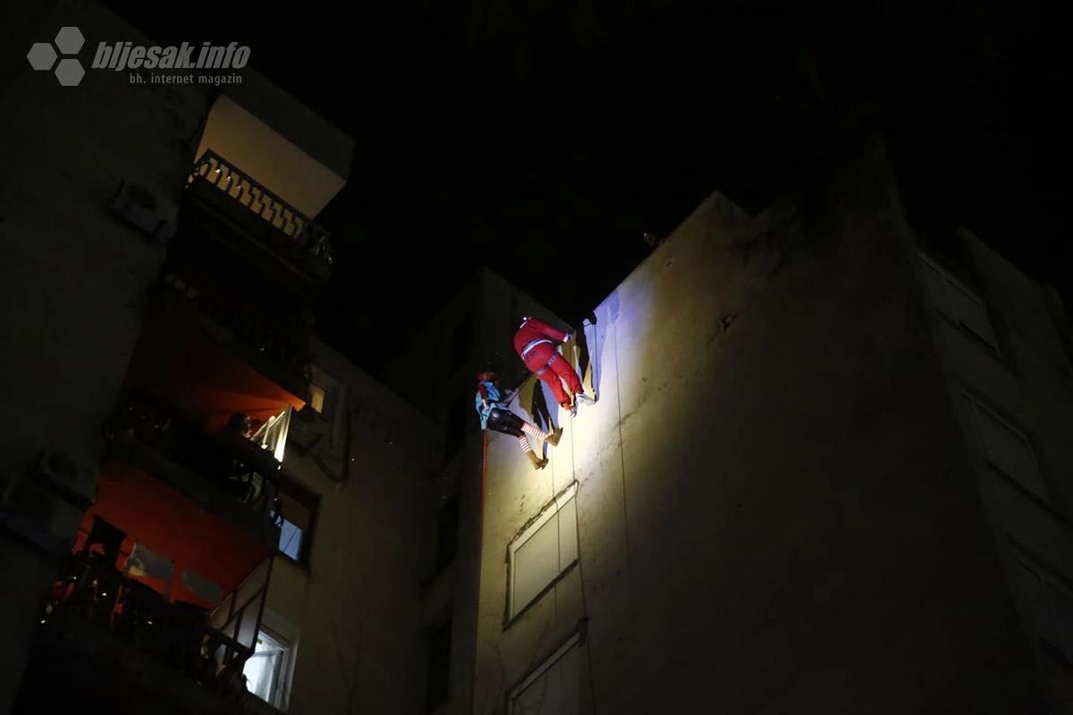 Nova prije Nove stigla u Mostar, Djedica darivao mališane